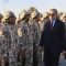 Presiden Turki Recep Tayyip Erdogan memeriksa barisan pasukan Turki di pangkalan militer Tariq bin Ziyad, selatan Doha.