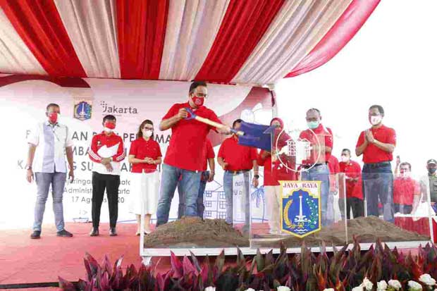Gubernur DKI Jakarta Anies Baswedan saat melakukan peletakan baru pertama pembangunan Kampung Akuarium, Senin (17/8/2020). Foto: SINDOnews/Bima Setiyadi