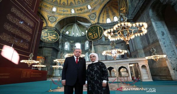 Presiden Turki Tayyip Erdogan dan istri, Emine Erdogan, berpose di Masjid Agung Hagia Sophia di Istanbul, Turki, 23 Juli 2020