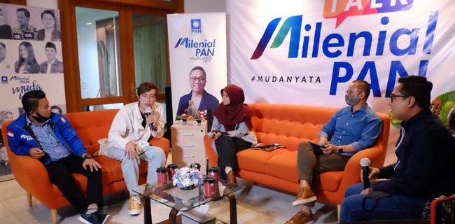 Dokter Tirta Mandira Hudi (dua dari kiri) saat menjadi narasumber di acara Milenial Talk