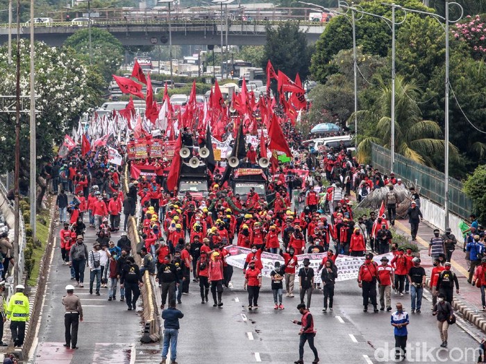 Ilustrasi massa buruh menggelar demo di depan gedung DPR, Jakarta. (Ari Saputra/detikcom)