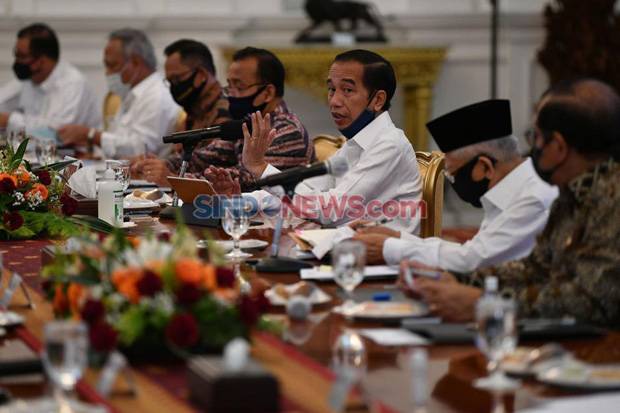Presiden Jokowi meminta agar kepala daerah dapat benar-benar menyeimbangkan gas dan rem, dalam hal ini antara masalah kesehatan dengan ekonomi. FOTO/ANTARA/Sigid Kurniawan/SINDOnews