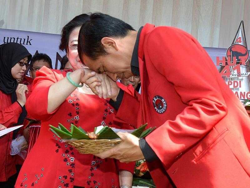 Jokowi Anugerahkan Tanda Jasa Medali Kepeloporan ke Megawati