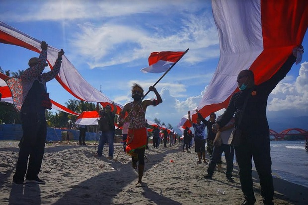 Dijahit Sendiri, Pemuda Papua Bentangkan Bendera Merah Putih Sepanjang 2 Km