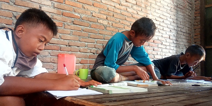 Kisah Pilu 3 Anak Petani, 4 Bulan Tidak Belajar Online, Sang Ayah Tak Sanggup Beli Ponsel