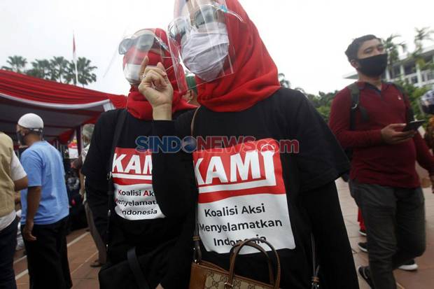 Pendukung Koalisi Aksi Menyelamatkan Indonesia saat menghadiri Deklarasi KAMI di Tugu Proklamasi, Jakarta, Selasa 18 Agustus 2020. Foto/SINDOnews/Isra Triansyah