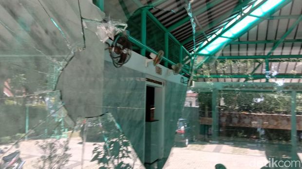 Sebuah masjid di Bandung dilempar seorang pria. Terlihat bagian kaca masjid ini pecah.