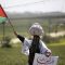 Perempuan Palestina mengibarkan bendera (Foto: Rmol.id)