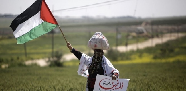 Perempuan Palestina mengibarkan bendera (Foto: Rmol.id)