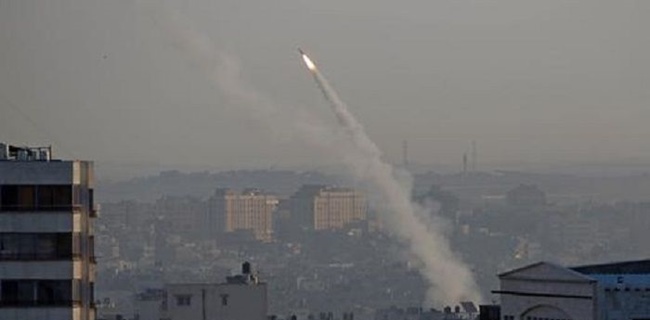 Sebuah roket ditembakkan dari Gaza ke Israel