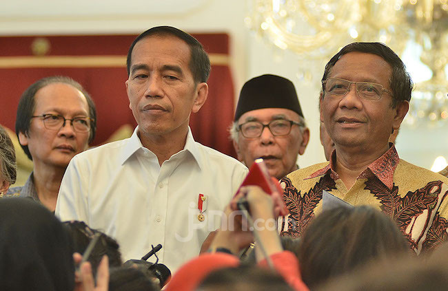 Presiden Joko Widodo dan Prof Mahfud MD di Istana Merdeka, Kamis (26/9). (Foto: M Fathra N Islam/JPNN.Com)