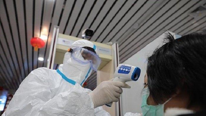 Ribuan orang di Lanzhou di barat laut China dinyatakan positif mengidap penyakit bakteri menular setelah kebocoran dari pabrik biofarmasi milik negara yang membuat vaksin untuk hewan. File foto ini menunjukkan petugas kesehatan mengukur suhu penduduk di Lanzhou pada 26 Januari (Foto: Tribunnews.com)