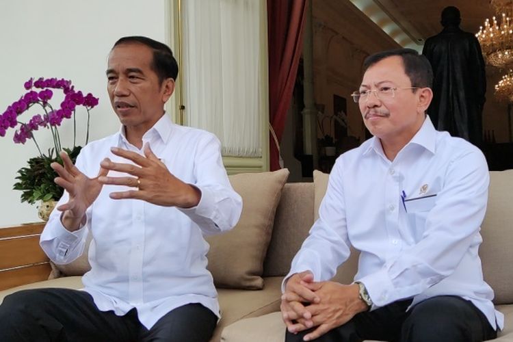 Presiden Joko Widodo bersama Menteri Kesehatan Terawan Agus Putranto mengumumkan kasus pertama positif Corona di Indonesia, di Istana Kepresidenan, Jakarta, Senin (2/3/2020).(KOMPAS.com/Ihsanuddin)