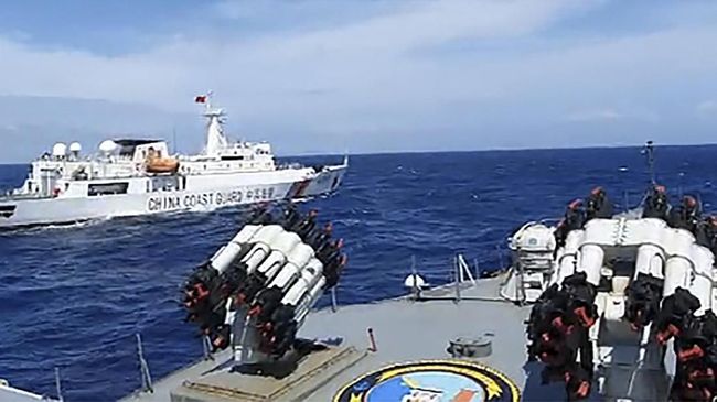 KRI Tjiptadi-381 saat menghalau kapal Coast Guard China di perairan Natuna Utara