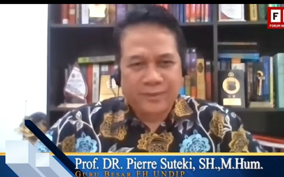 Prof Dr Pierre Suteki: Guru Besar Tapi Kok Otaknya Kecil?