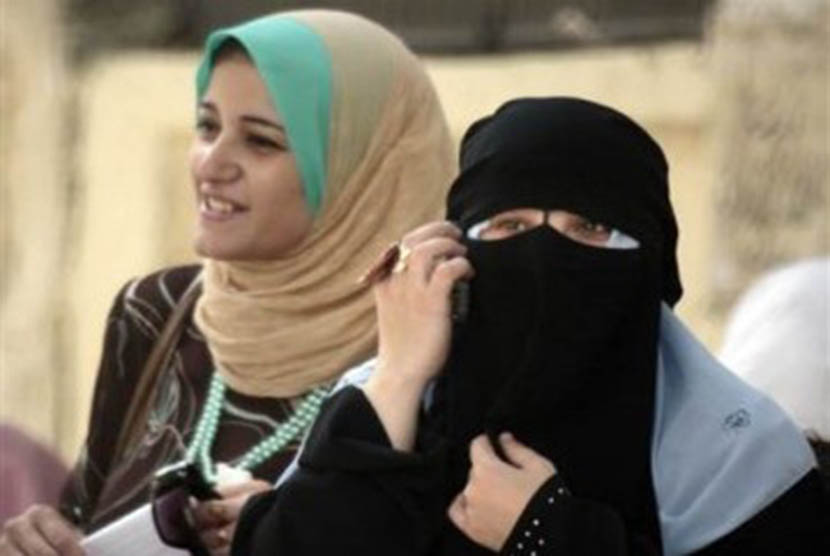 Dipaksa Lepas Jilbab, Muslimah LA Tuntut Polisi