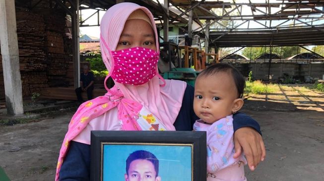 46 Hari Suami Tak Ditemukan, Istri ABK PT WGSR yang Hilang Nyaris Putus Asa
