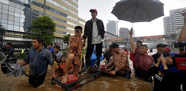 Adhie Massardi: Bima Arya Lupa Kisah Banjir Ibukota Di Tahun 2013