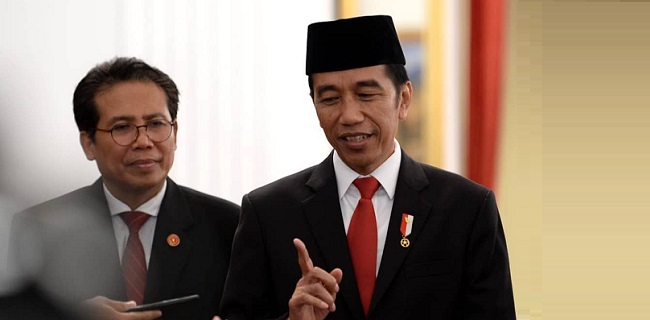 Presiden Joko Widodo didampingi Jurubicaranya Fadjroel Rachman
