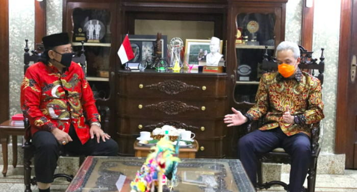Gubernur Jawa Tengah Ganjar Pranowo saat bertemu Wali Kota Tegal Dedy Yon Supriyono. Foto : Ricardo/JPNN.com