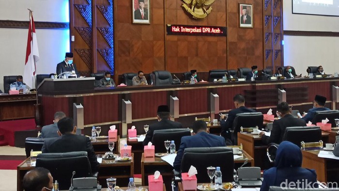 Plt Gubernur Aceh Nova Iriansyah menyampaikan jawaban terhadap pertanyaan yang diajukan DPRA dalam hak interpelasi. (Agus Setyadi/detikcom)