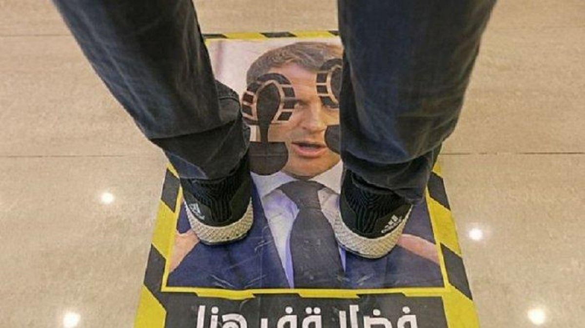 Hotel di Kuwait Pasang Foto Presiden Macron di Lantai Untuk Diinjak-injak
