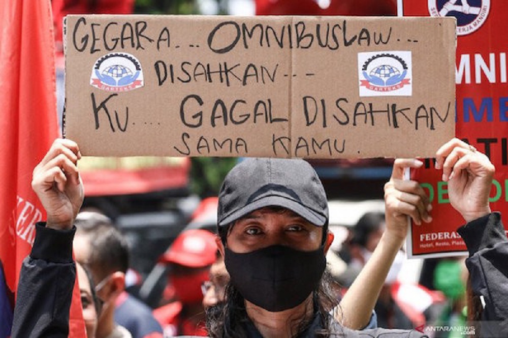 Massa dari KSPI berunjuk rasa di Jalan Medan Merdeka Barat, Jakarta
