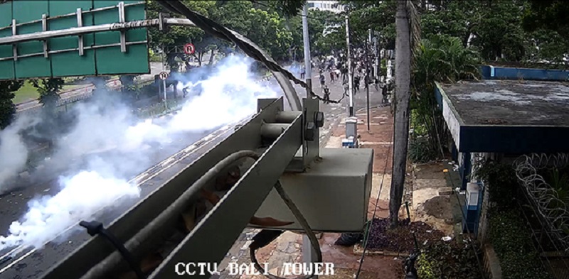 Polisi Pukul Mundur Dan Tembaki Gas Air Mata Ke Massa Penyusup