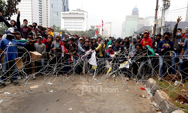 Pedemo pada aksi unjuk rasa menolak UU Cipta Kerja di Jakarta Pusat