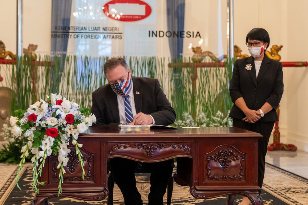 Menlu AS Mike Pompeo menandatangani kesepakatan dengan disaksikan Menlu RI Retno Marsudi.