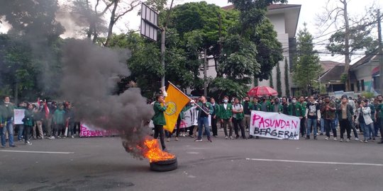 Pascaricuh, Unjuk Rasa di Kota Bandung Berlanjut, Pendemo Bakar Ban Depan Kantor DPRD