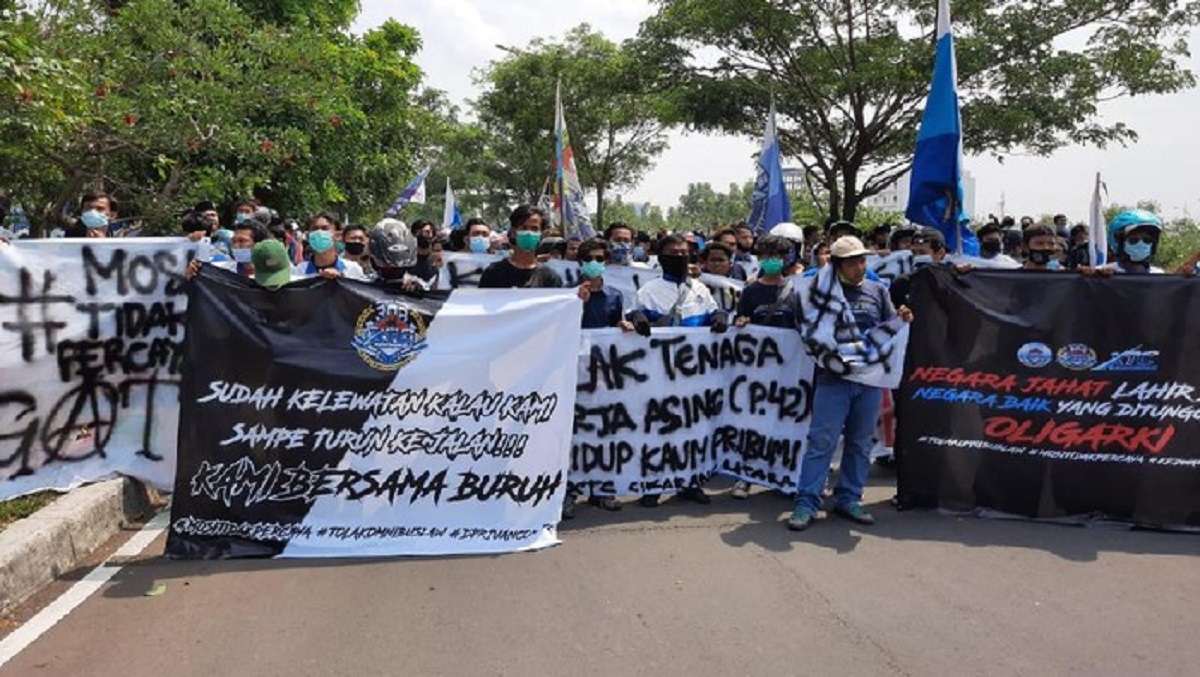 Tolak Omnibus Law, Massa Ormas Pemuda Demo di Kantor Pemkab Bekasi
