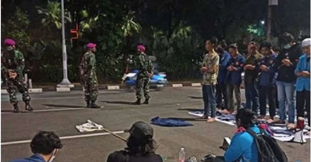 Hebat, Pasukan Beruang Hitam Marinir TNI Jaga Mahasiswa Salat di Jalan