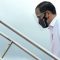Presiden Joko Widodo saat menaiki pesawat hendak terbang ke Kalimantan Tengah