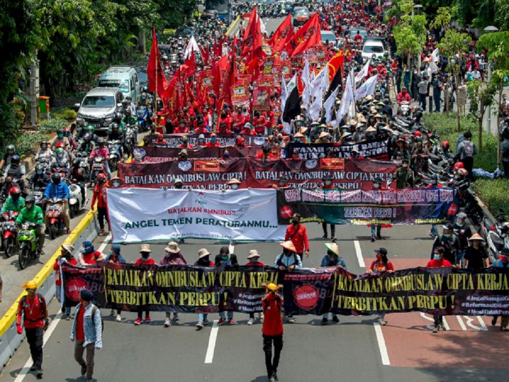 Massa Buruh Tolak Omnibus Law Long March ke Patung Kuda