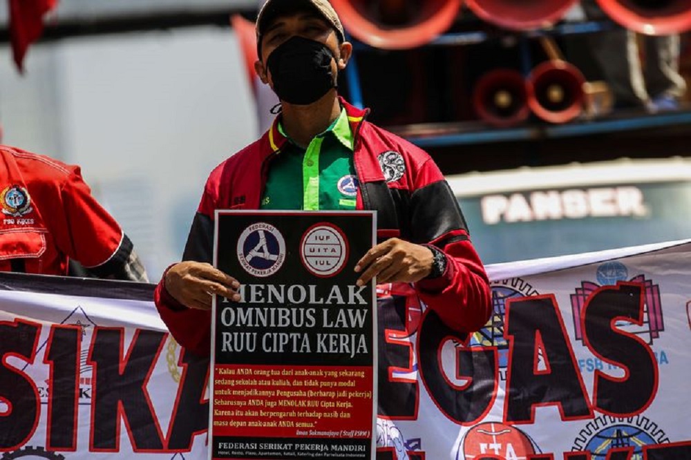 Waketum MUI Minta Jokowi Tunda Pelaksanaan UU Cipta Kerja