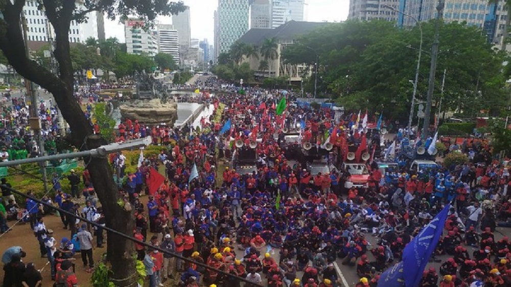 Tambah Ramai, Penampakan Massa Buruh di Patung Kuda Monas Pukul 15.30 WIB