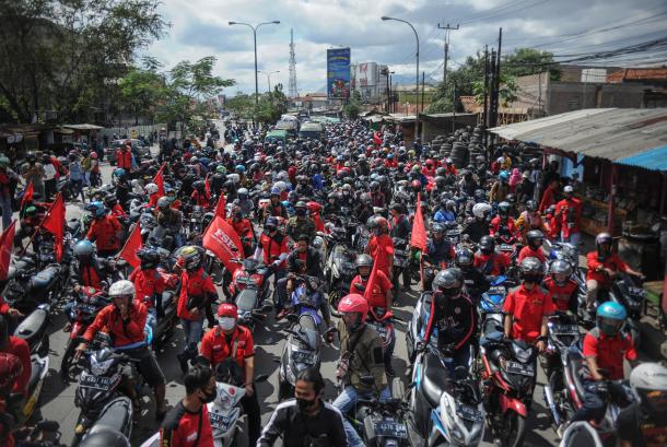 Ratusan buruh memblokir jalan nasional Bandung-Garut--Tasikmalaya saat melakukan aksi di Rancaekek, Kabupaten Bandung, Jawa Barat, Selasa (6/10/2020). Aksi tersebut merupakan buntut dari penolakan buruh terhadap pengesahan UU Cipta Kerja yang telah disahkan oleh DPR. - (ANTARA/Raisan Al Farisi)
