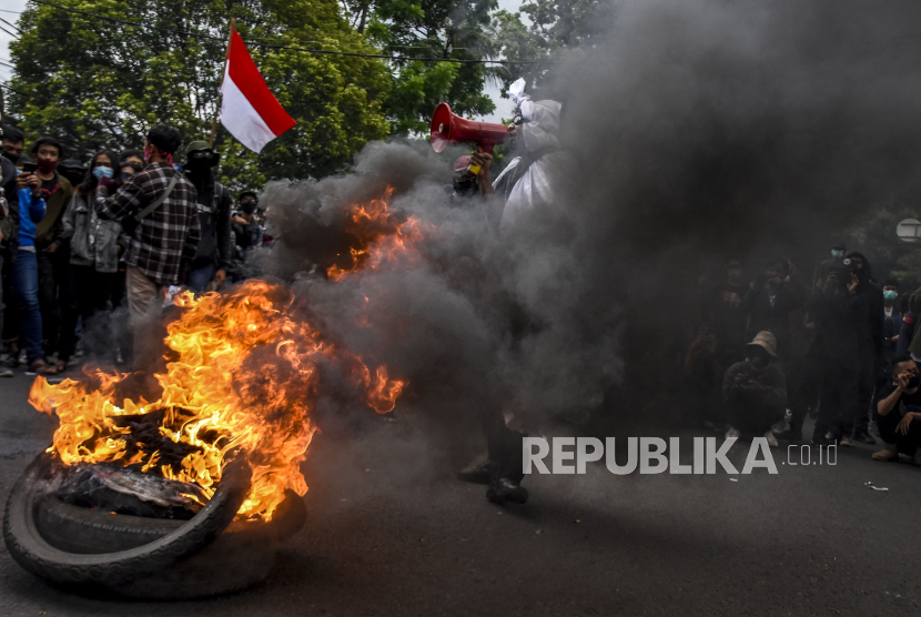 Sejumlah aktivis dan mahasiswa dari berbagai universitas berunjuk rasa di depan Gedung DPRD Provinsi Jawa Barat, Jalan Diponegoro, Kota Bandung, Selasa (6/10). Dalam unjuk rasa tersebut mereka menolak Omnibus Law dan pengesahan UU Cipta Kerja.