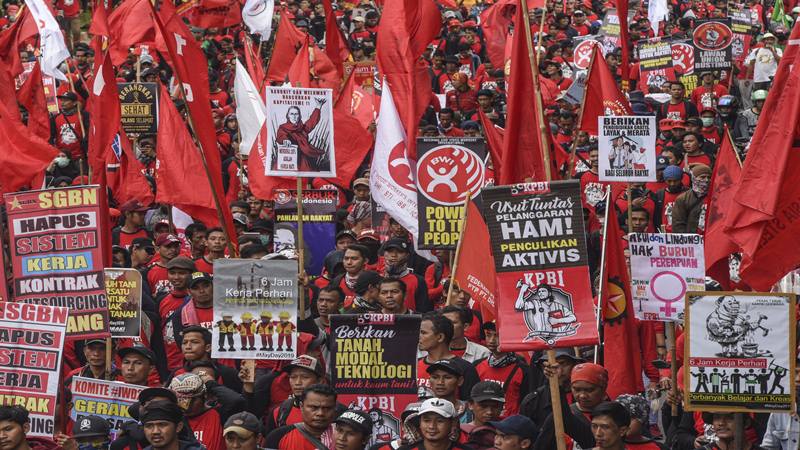 Sejumlah buruh dari berbagai serikat buruh melakukan aksi pada saat peringatan Hari Buruh Internasional (May Day) di kawasan Jalan Sudirman-Thamrin, Jakarta, Rabu (1/5/2019)