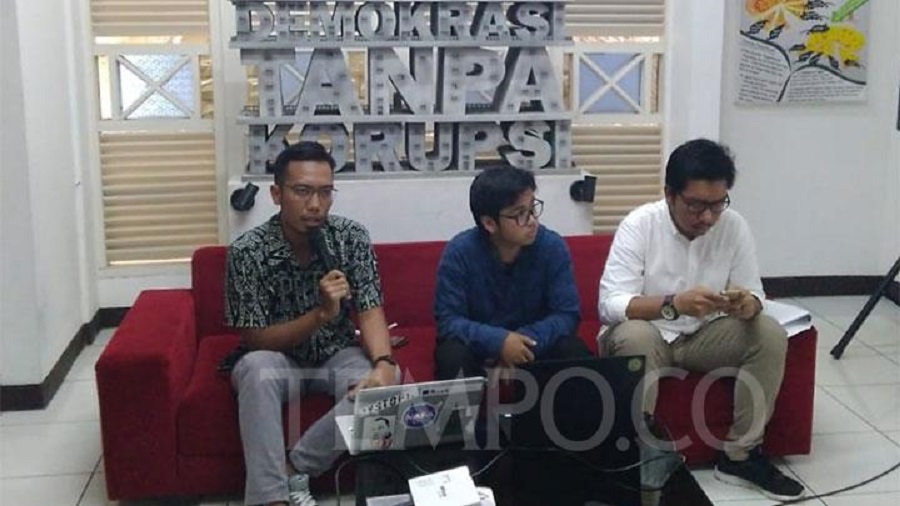 Peneliti Transparency International Indonesia Alvin Nichola dan peneliti Indonesia Corruption Indonesia Kurnia Ramadhana dalam diskusi Evaluasi Kinerja Komisi Pemberantasan Korupsi