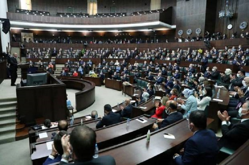 Para anggota parlemen Turki berkumpul di ruang sidang