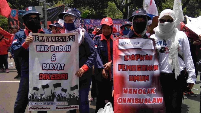 Buruh demo tolak Omnibus Law RUU Cipta Kerja di Balai Kota DKI