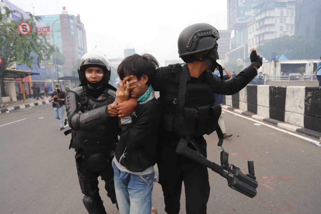 Dua oranga aparat kepolisian mengamankan demonstran