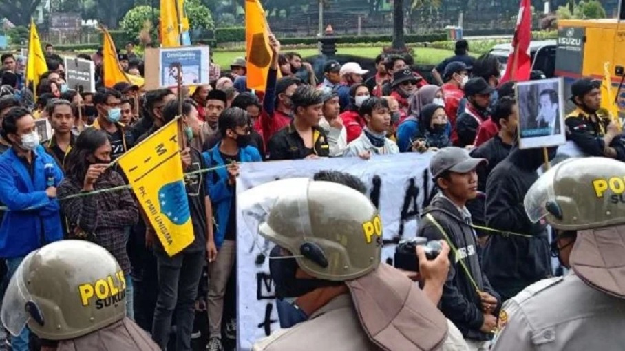 Aksi tolak Omnibus Law Cipta Kerja di Malang. Beberapa demonstran diamankan polisi karena membawa poster Presiden Jokowi berhidung panjang