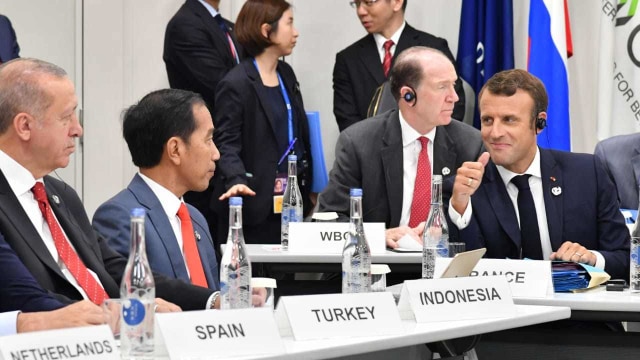 Presiden Joko Widodo saat berbincang dengan Presiden Macron dalam KTT G20 Osaka, Jepang