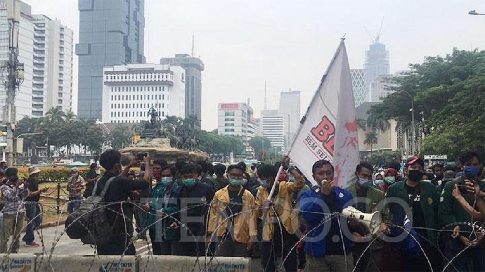 Demo Tolak Omnibus Law, Massa Mahasiswa Tiba di Patung Kuda