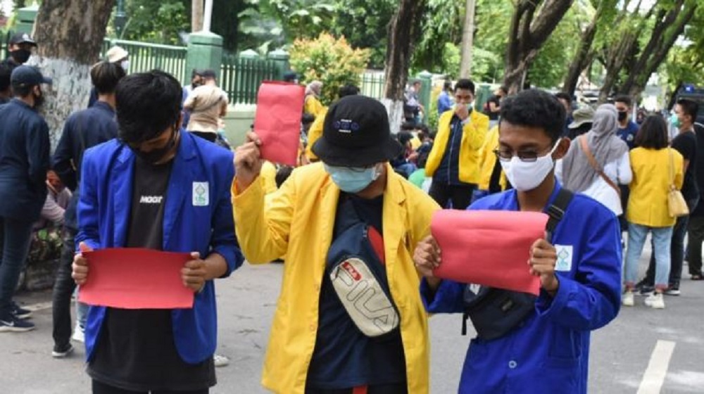 Priitttt!!! Mahasiswa Almamater Kuning Kasih Kartu Merah ke Jokowi