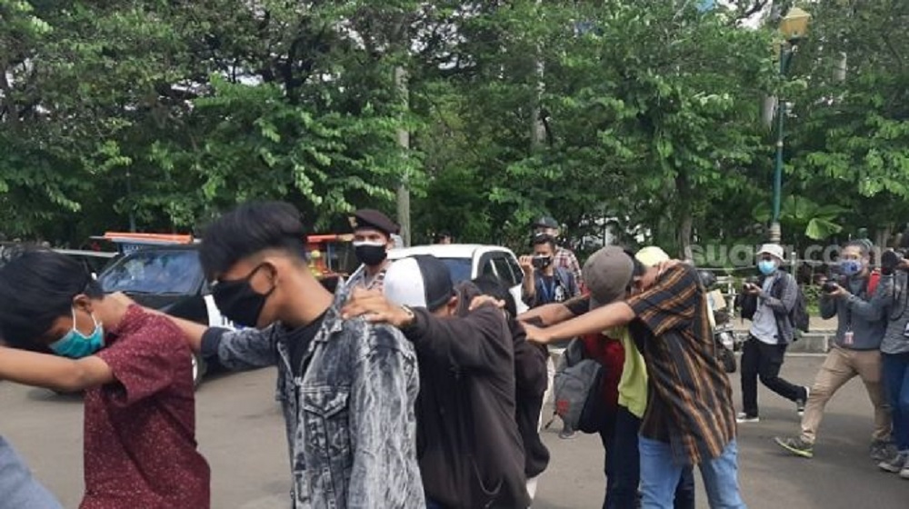 Dituduh Penyusup, Polisi Bekuk Belasan ABG saat Demo Setahun Jokowi-Maruf