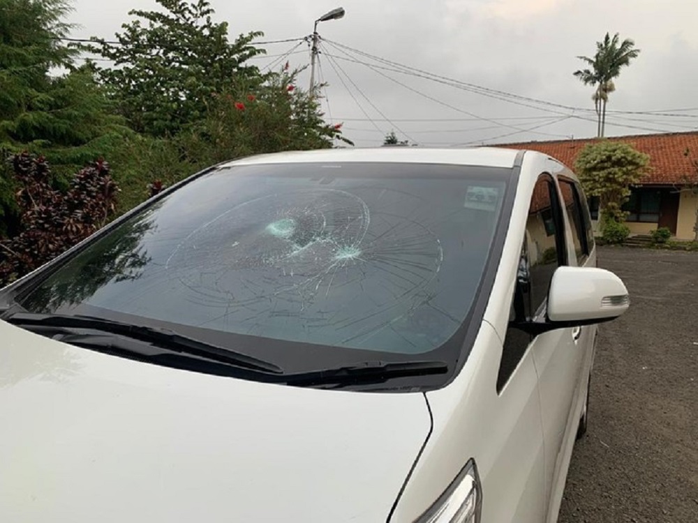 Detik-detik Gerombolan Brutal Rusak Mobil Eks Anggota DPR Wa Ode